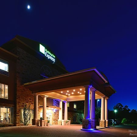 Holiday Inn Express & Suites Fredericksburg By Ihg Exterior foto