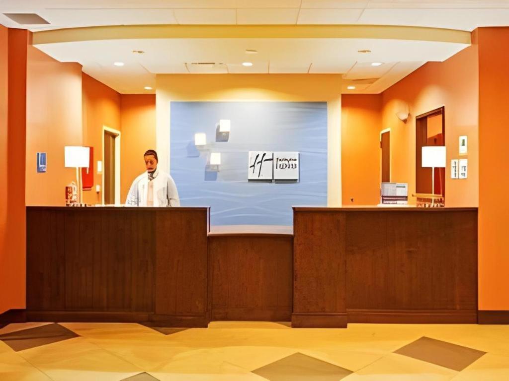 Holiday Inn Express & Suites Fredericksburg By Ihg Exterior foto