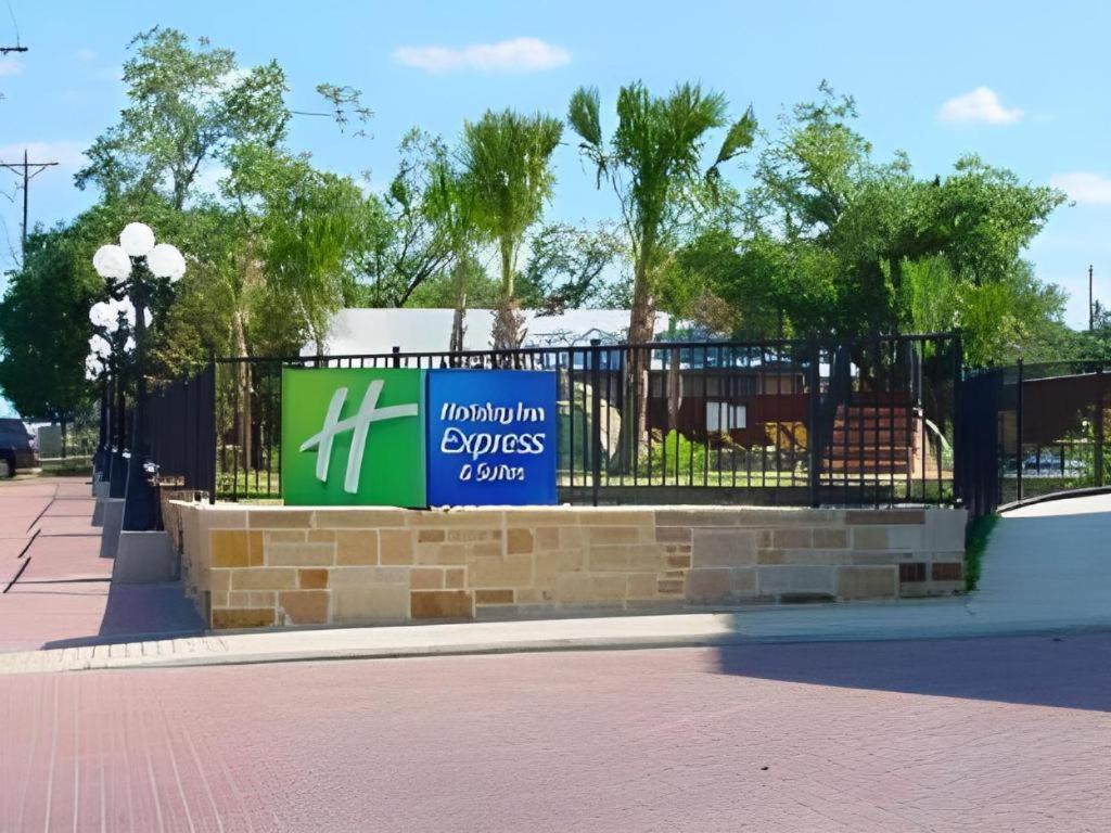 Holiday Inn Express & Suites Fredericksburg By Ihg Exterior foto
