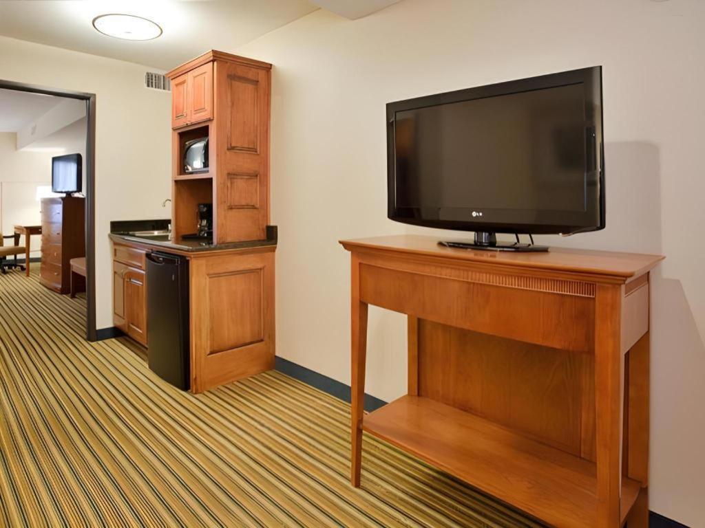 Holiday Inn Express & Suites Fredericksburg By Ihg Exterior foto