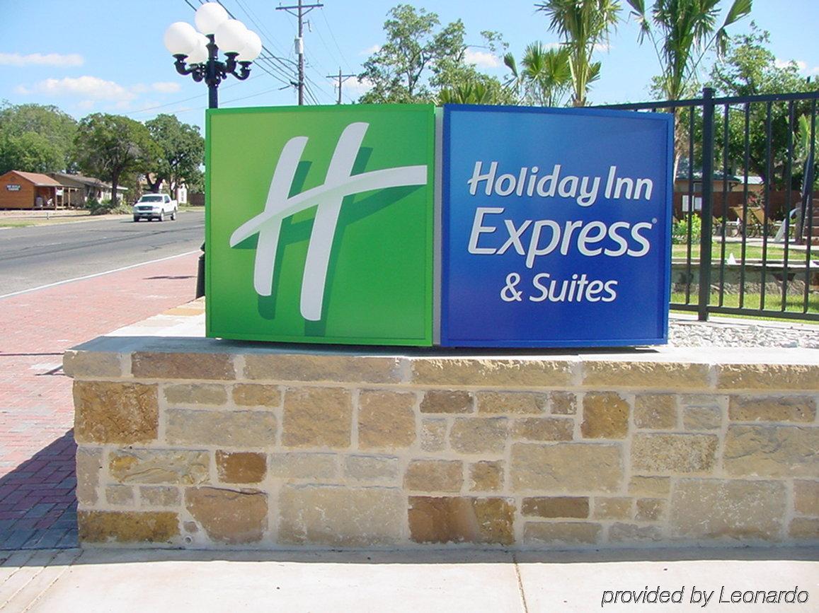 Holiday Inn Express & Suites Fredericksburg By Ihg Exterior foto