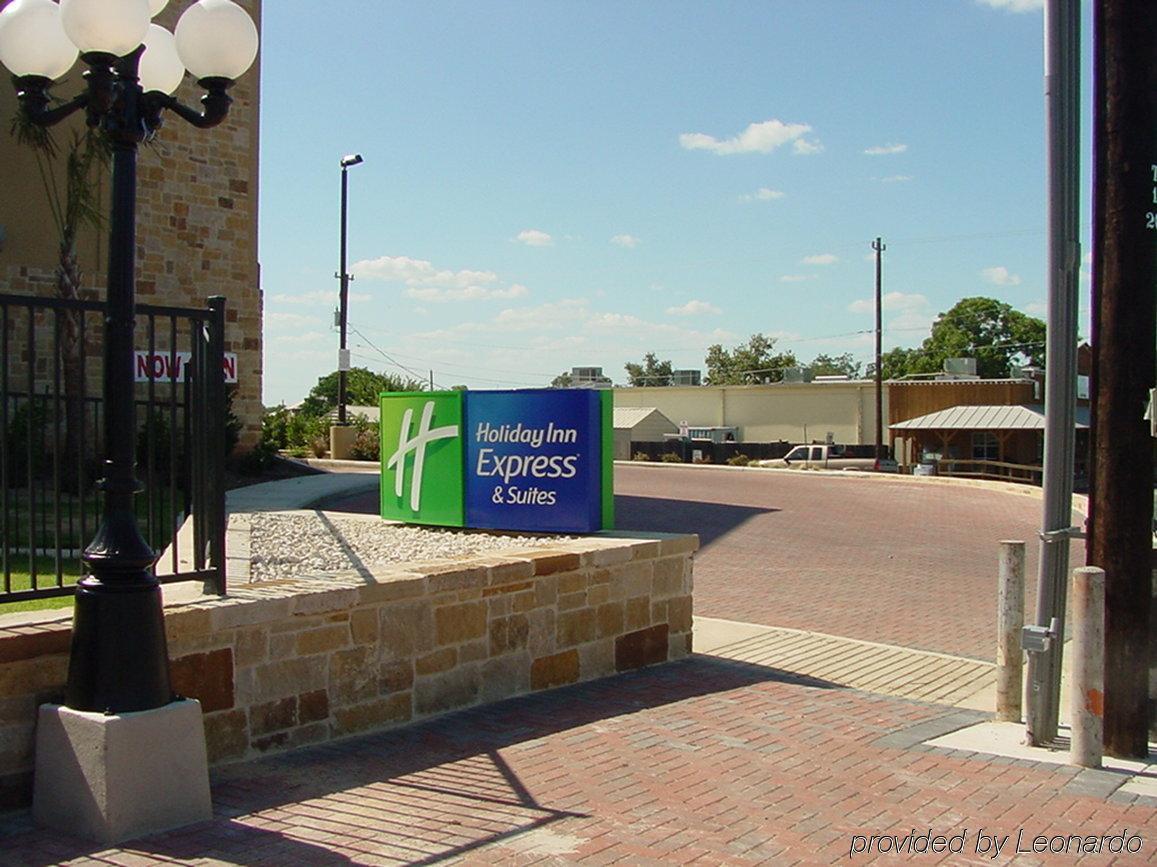 Holiday Inn Express & Suites Fredericksburg By Ihg Exterior foto